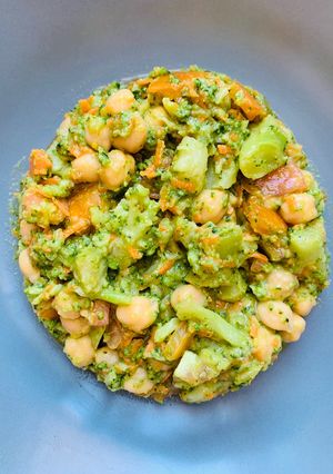 Una foto de Ensalada de brócoli con garbanzos