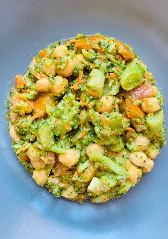 Una foto de Ensalada de brócoli con garbanzos