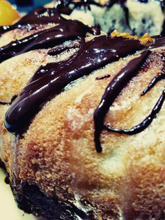 Una foto de Bundt cake marmolado de naranja y chocolate
