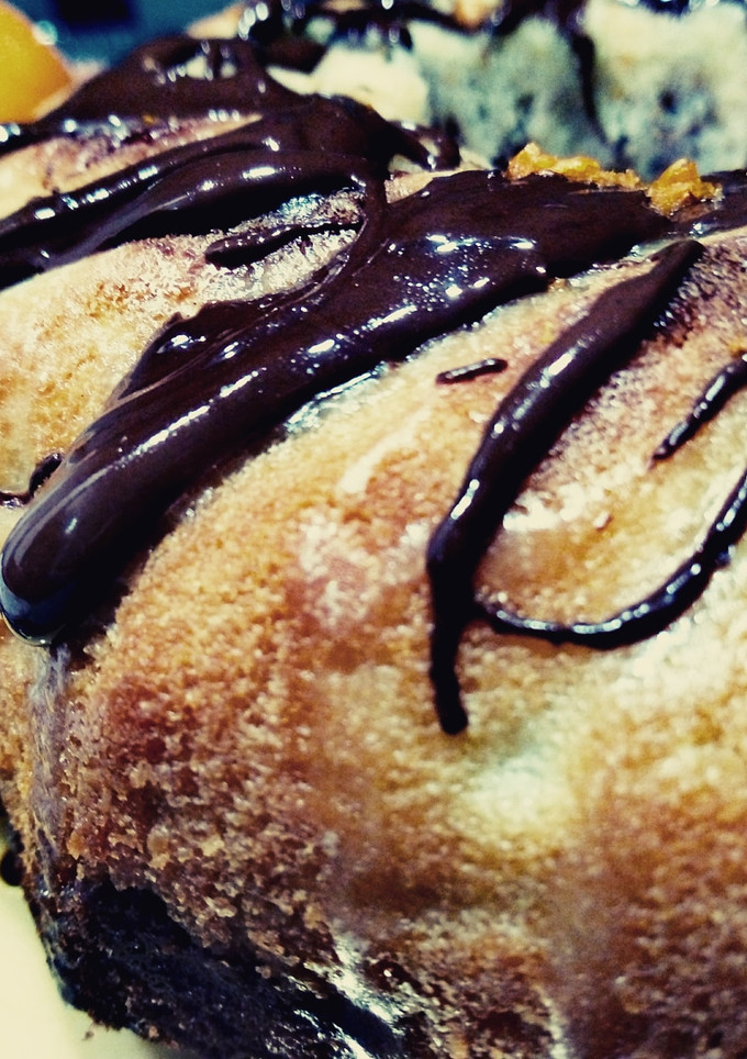 Una foto de Bundt cake marmolado de naranja y chocolate
