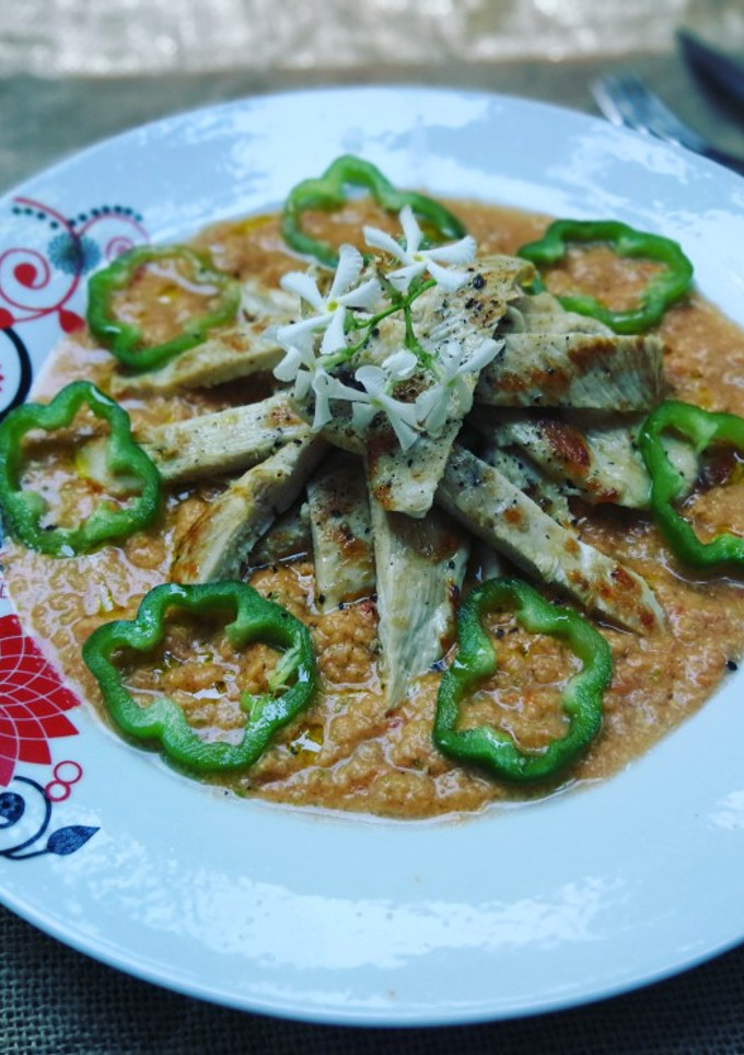 Una foto de Tiras de pechuga de pavo sobre puré fresco de crudites - fácil