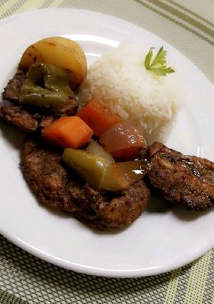 صورة لوصفة بفتيك اللحم مع الخضار والأرز