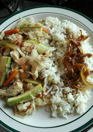 Una foto de Repollo con pollo y arroz blanco