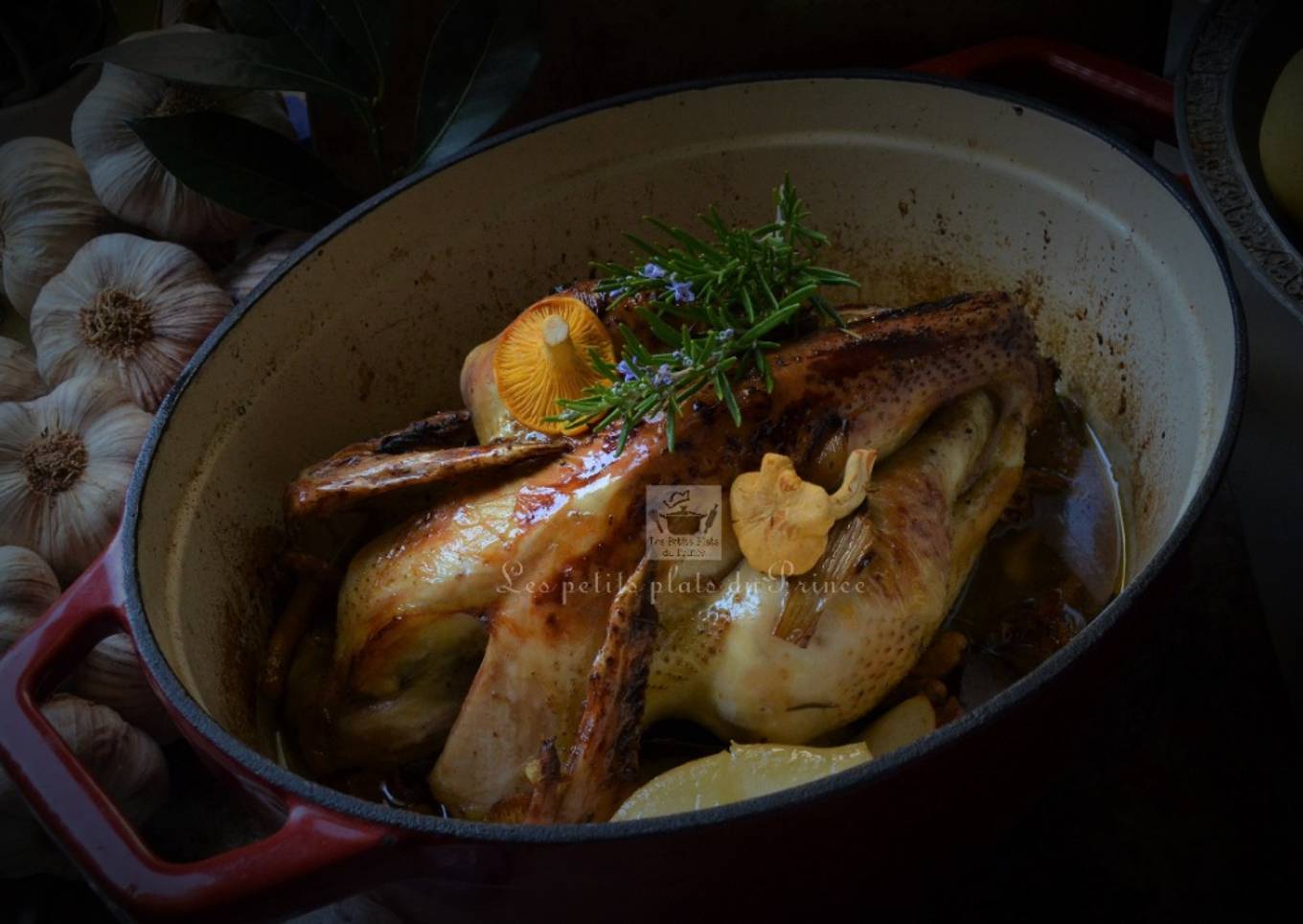 Poulet fermier du Gers rôti en cocotte avec poire et chanterelles