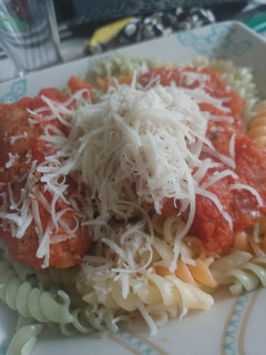 Una foto de Fideos veganos con salsa de tomate express