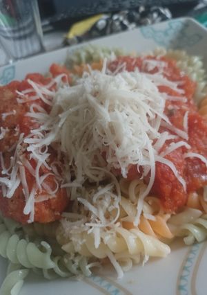 Una foto de Fideos veganos con salsa de tomate express