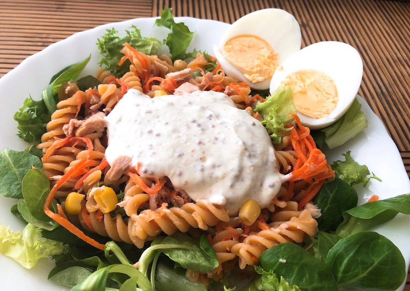 Ensalada de hélices de lenteja con salsa de queso fresco batido y mostaza