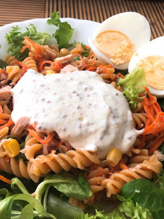 Una foto de Ensalada de hélices de lenteja con salsa de queso fresco batido y mostaza