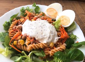Foto principal de Ensalada de hélices de lenteja con salsa de queso fresco batido y mostaza