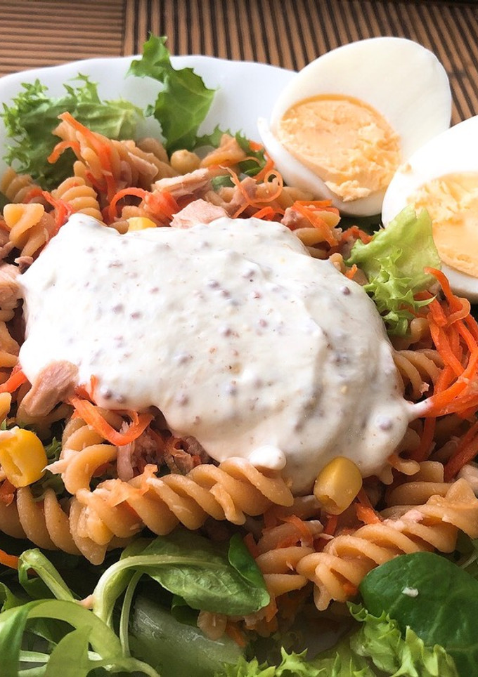 Una foto de Ensalada de hélices de lenteja con salsa de queso fresco batido y mostaza