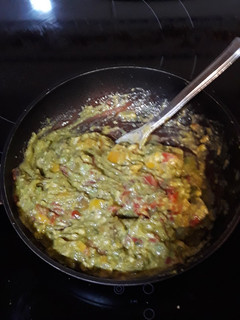 Una foto de Salsa casera de aguacate a los tres pimientos