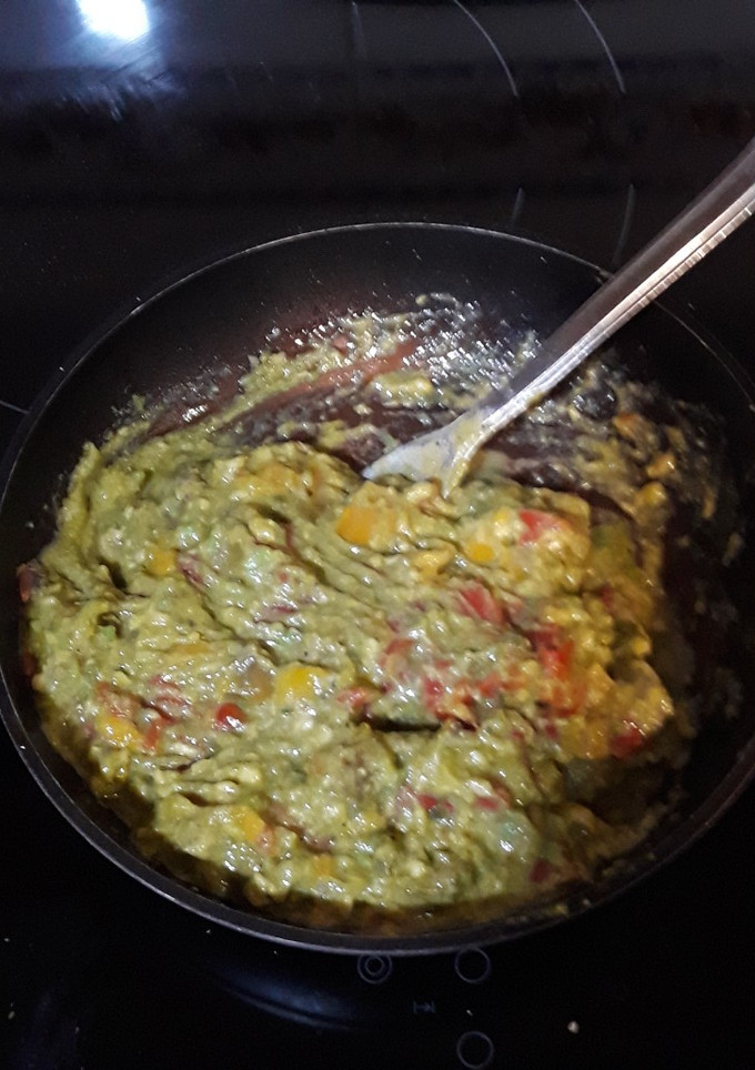 Una foto de Salsa casera de aguacate a los tres pimientos