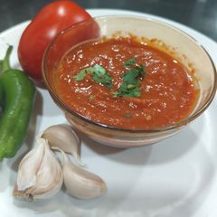 A picture of Winter tomato garlic chutney.