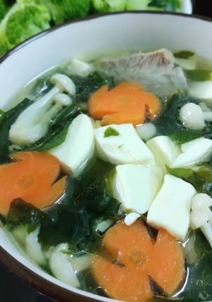 Hình của món Canh nấm rong biển cà rốt.