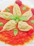 Culurgiones con ripieno di patata, menta e tartare di gamberi