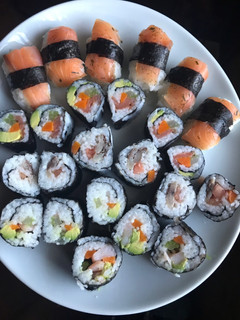 Una foto de Sushi variado