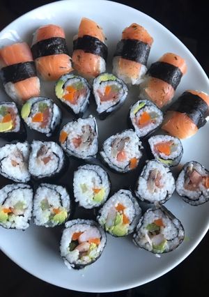 Una foto de Sushi variado