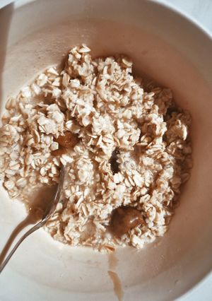 A picture of Oatmeal with coconut oil and honey.