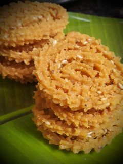 झटपट रवा चकली (rava chakali recipe in marathi) रेसिपी चे मुख्य फोटो