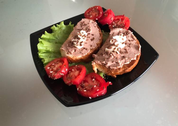 Закусочные бутерброды с паштетом из индейки