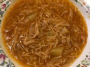 Una foto de sopa de cebolla