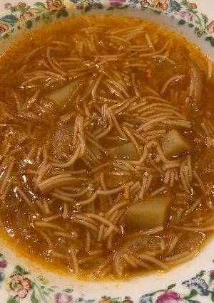 Una foto de Sopa de fideo con papa y cebolla