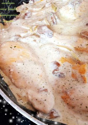 Une photo de Escalopes de poulet crème fraîche champignons oignons 😋
