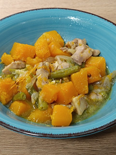 Una foto de Pollo con calabaza y judías verdes