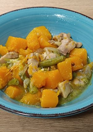 Una foto de Pollo con calabaza y judías verdes