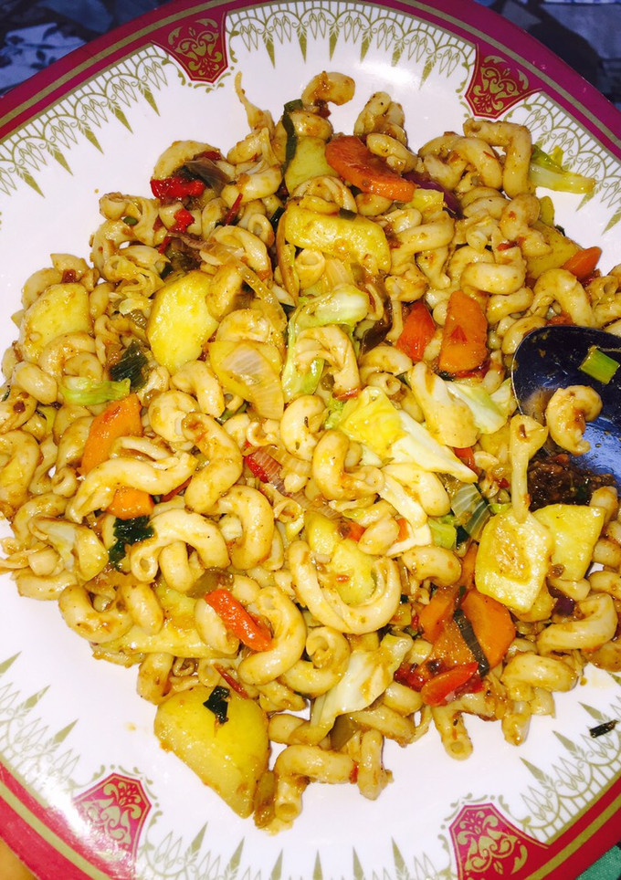 A picture of Simple macaroni jollof with potatoes.
