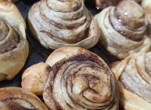Una foto de Rolls de canela súper accesibles y deliciosos de hacer 😍