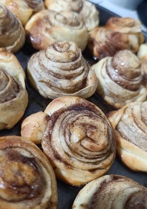 Una foto de Rolls de canela súper accesibles y deliciosos de hacer 😍