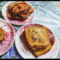 A picture of French Toast.