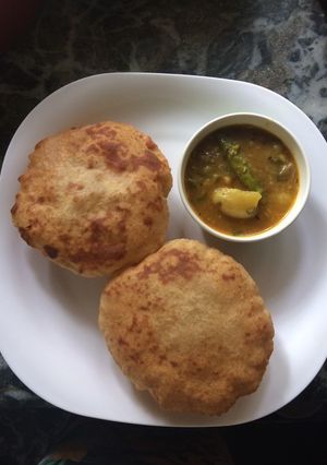 A picture of Poori and aloo bhaji.