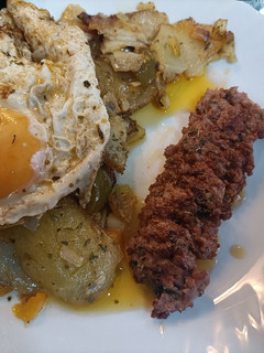 Una foto de Longaniza con patatas, verduras y huevo