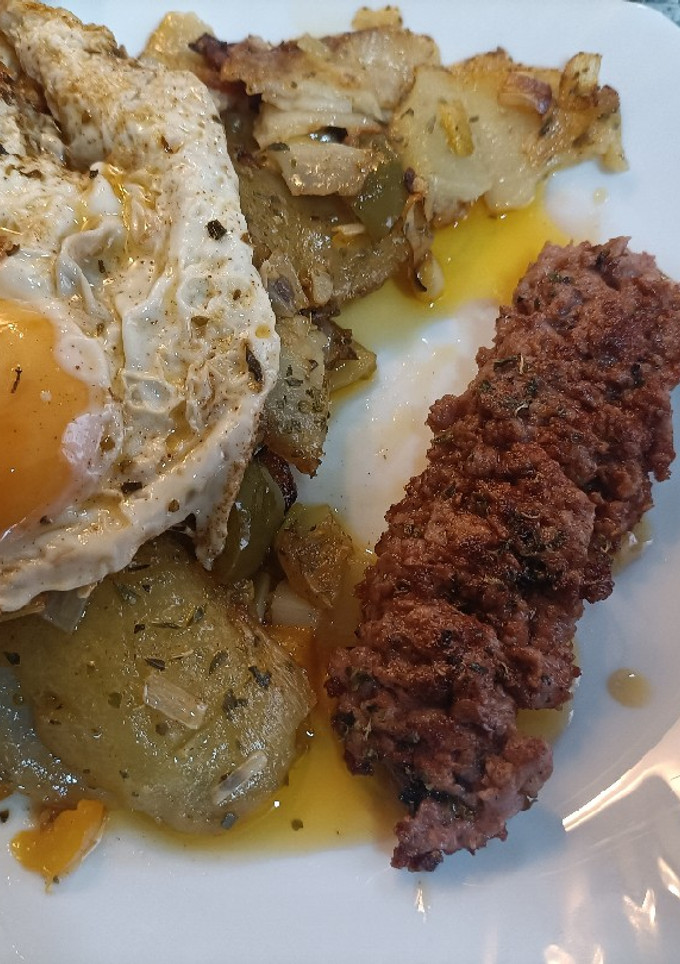 Una foto de Longaniza con patatas, verduras y huevo