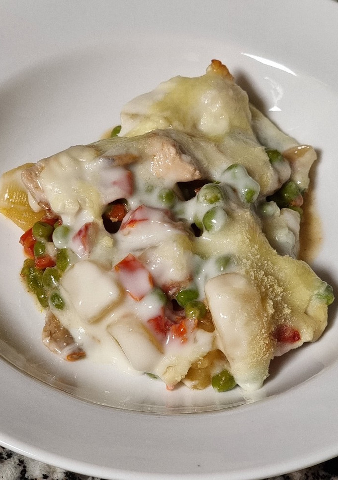 Una foto de Daditos de pollo con guisantes y pimientos