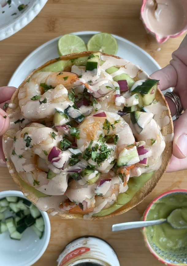 Una foto de Tostada de ceviche de camarones