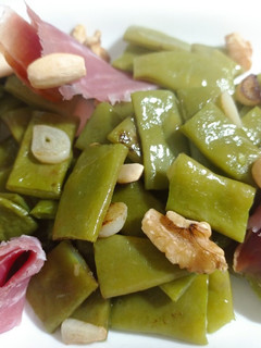 Una foto de Alubias verdes con frutos secos y jamón
