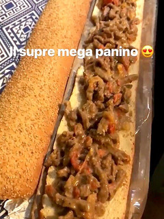 Foto di Supermega panino di carne