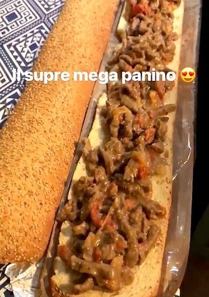 Foto di Supermega panino di carne