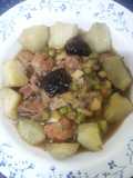 Estofado de cerdo ibérico con manzana y ciruelas a la canela