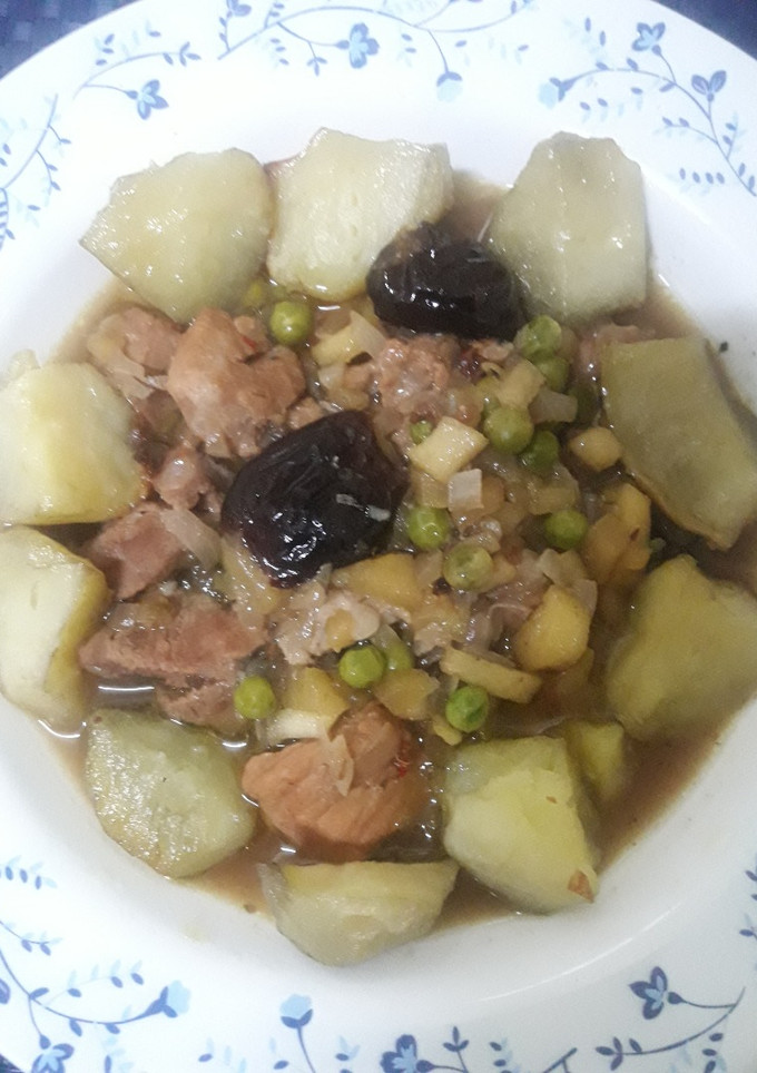 Una foto de Estofado de cerdo ibérico con manzana y ciruelas a la canela