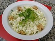 Una foto de ensalada waldorf de apio y manzana