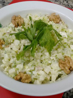 Una foto de Ensalada Waldorf en dos presentaciones