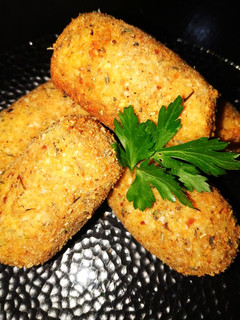 Una foto de Croquetas de papa y muzzarella! 🥔🧀