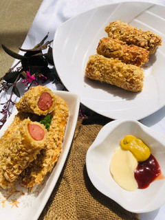 A picture of Bread sausage rolls.