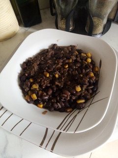 Una foto de Porotos negros con un toque tikitikiti