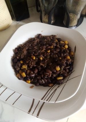 Una foto de Porotos negros con un toque tikitikiti