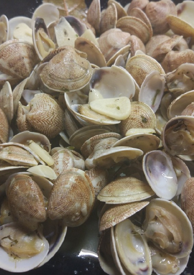 Una foto de Almejas al ajillo